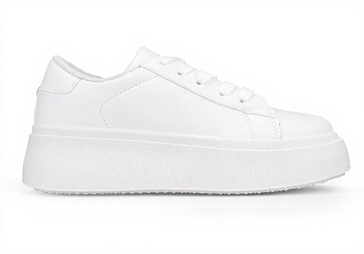 Chaussures BOSANOVA blanc portées avec un jean et un t-shirt