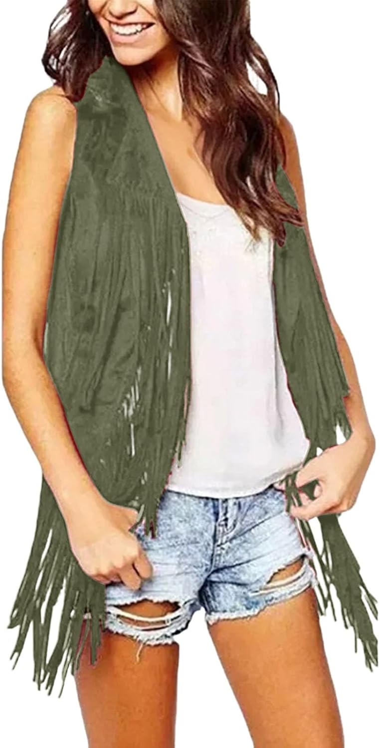 Femme portant un sweat à capuche vert en extérieur