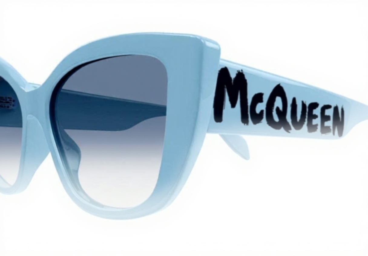'Lunettes de soleil Alexander McQueen AM0347S portées en extérieur'