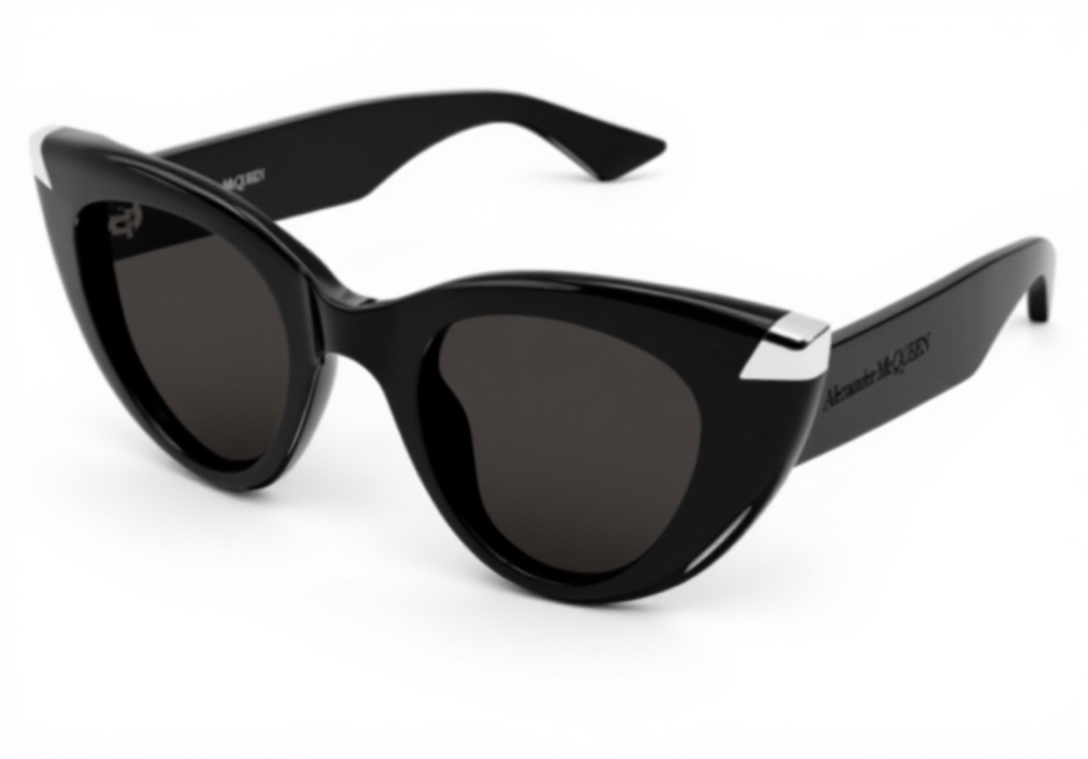 'Lunettes de soleil Alexander McQueen AM0442S portées par une femme en extérieur'