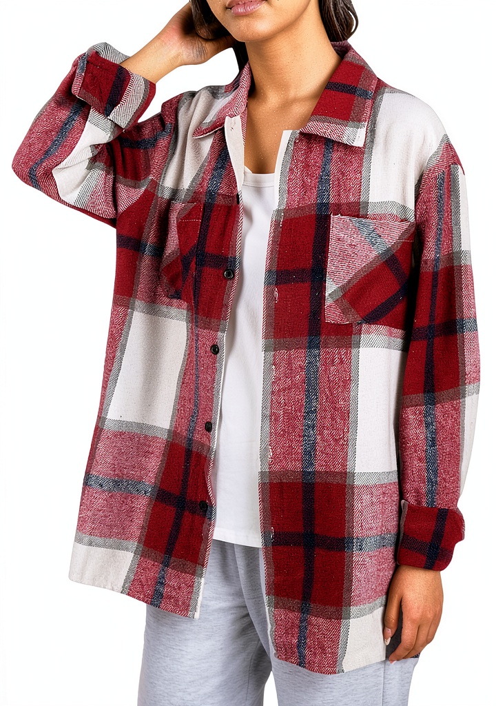 Femme portant le gilet cardigan en extérieur par temps venteux